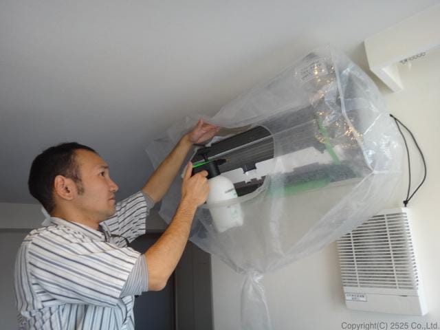 目黒区でのエアコンクリーニングの様子