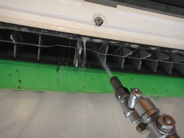 F28JTSXS高圧洗浄機をかけていきます