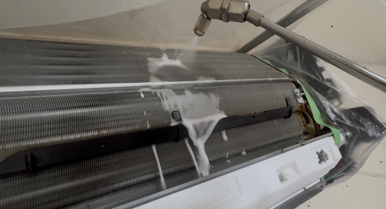 高圧洗浄機による洗剤塗布