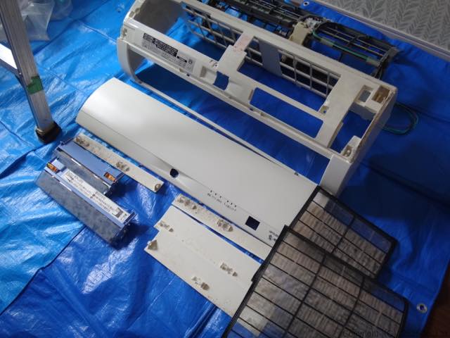 MSZ-W224洗浄前分解したパーツ