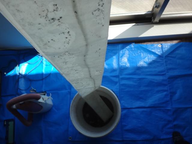 MSZ-W564Sカバーをつたって落ちる汚水