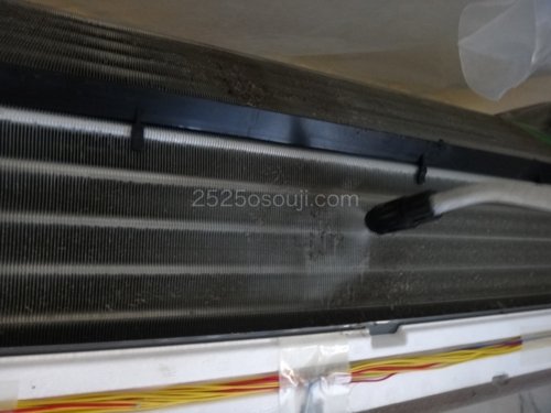 三菱MSZ-ZW401Sアルミフィンに洗浄液をあてていく