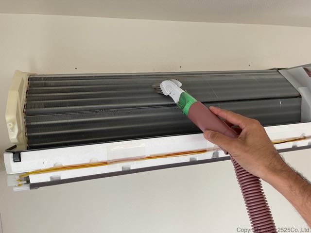 msz-bkr2820アルミフィンを掃除機で吸う